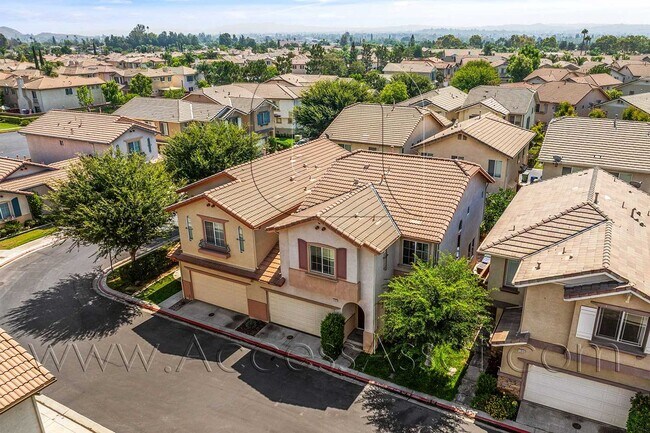 Building Photo - Spacious 4 Bed/2.5 Bath Condo In The Desir...