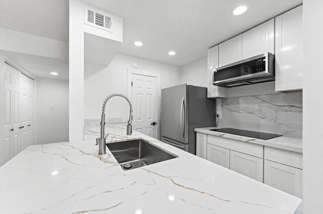 Building Photo - 17331 Red Oak Dr