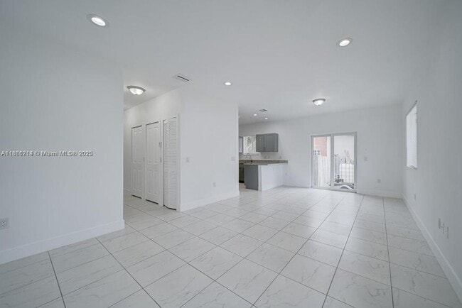 Building Photo - 3 bedroom in Miami FL 33161
