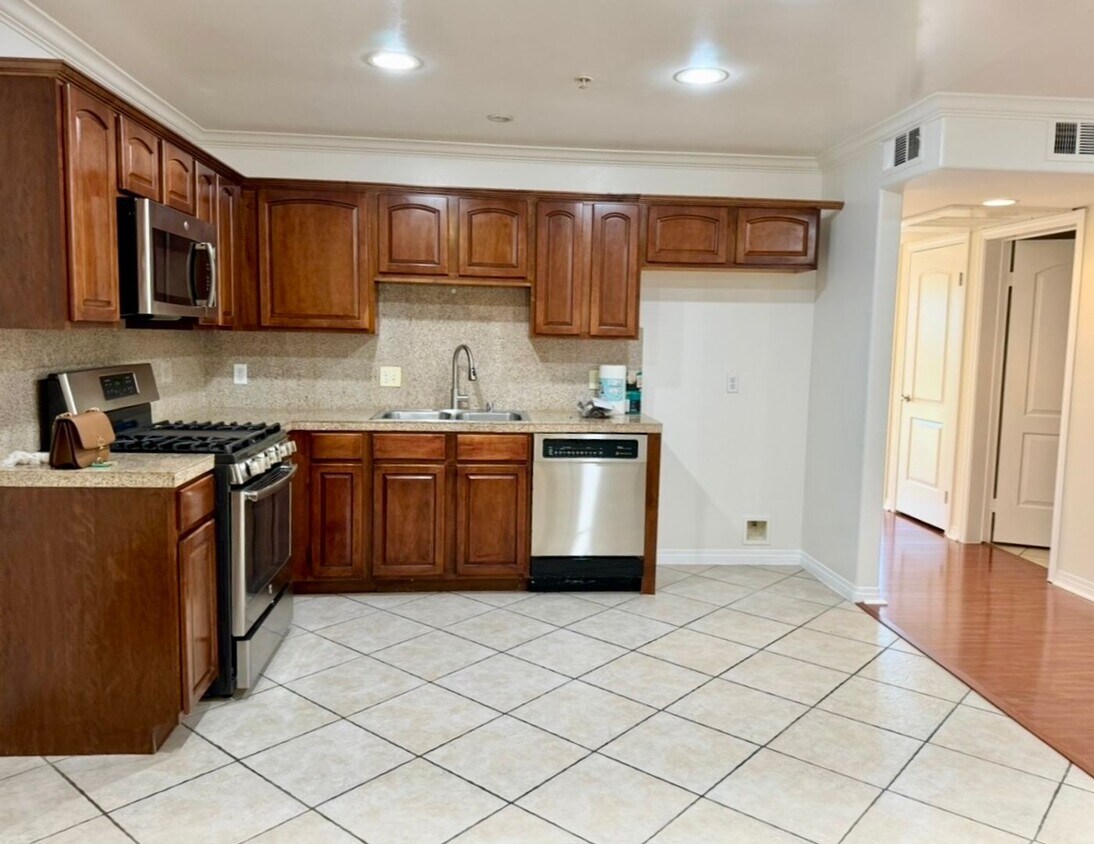 Foto principal - Spacious 2 bedroom condo in Van Nuys