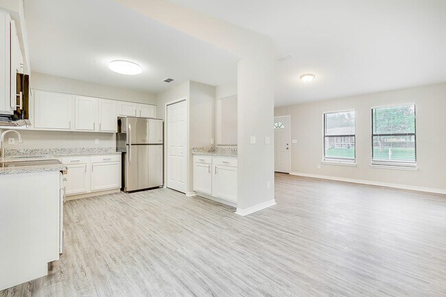 Building Photo - 2380 Sharon Lake Dr