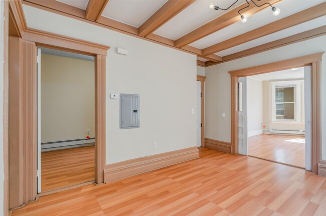 Building Photo - 27 Romaine Ave