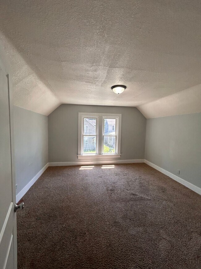 Building Photo - 812 Huestis Ave
