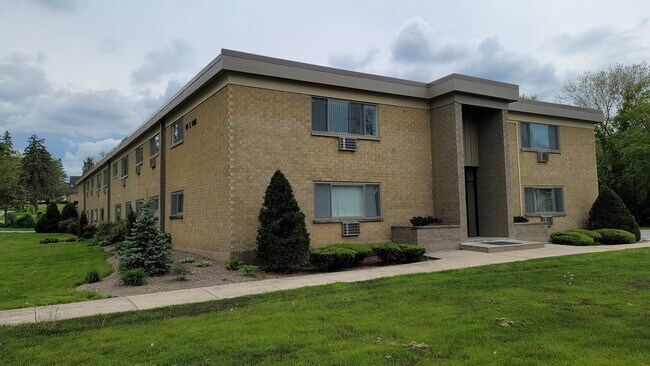 Building Photo - 10 Oak Ave