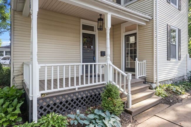 Building Photo - 419 S Van Buren Ave
