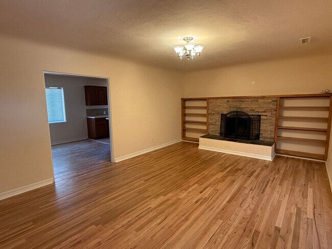Foto del edificio - 4 Bedroom, nice area, 2 Car Garage