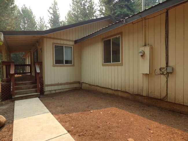 Building Photo - 3 Bedroom 2 Bath in Lake Forest