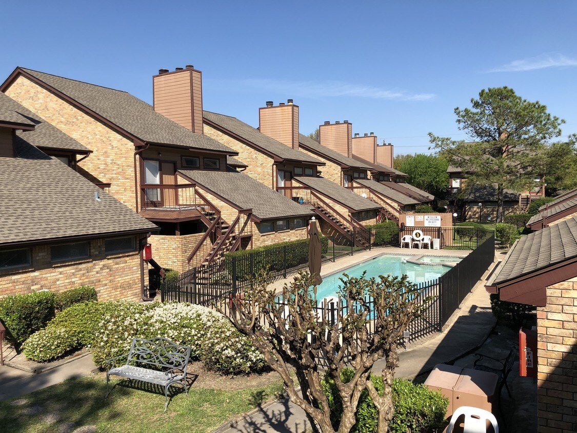 Initimate and quiet 48-unit community - 11240 Perry Rd