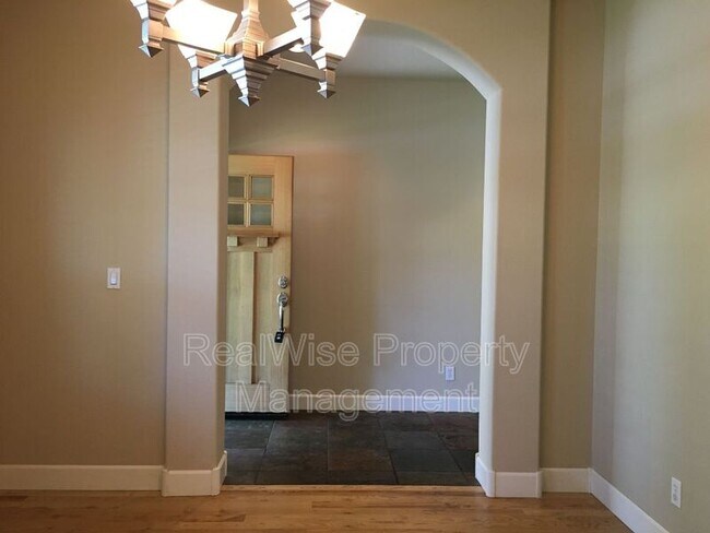 Building Photo - 20651 NE Sierra Dr