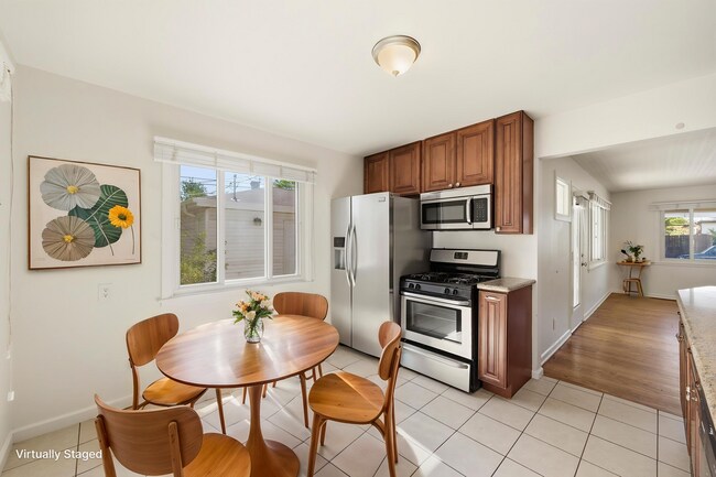 Foto del edificio - Spacious 3BR Home with Sunroom, Bonus Room & Large Yard