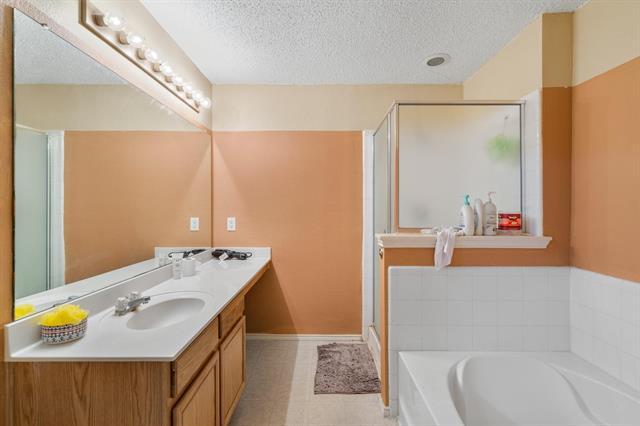 Building Photo - 909 Simi Dr