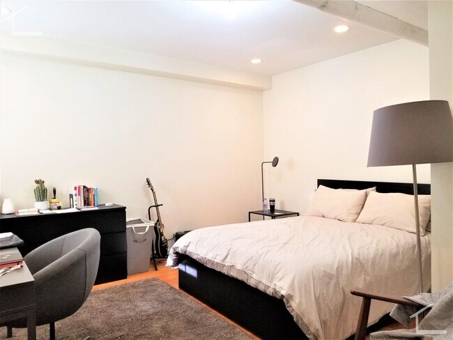 Building Photo - HUGE 3 BED 1.5BATH IN BROOKLINE!!!