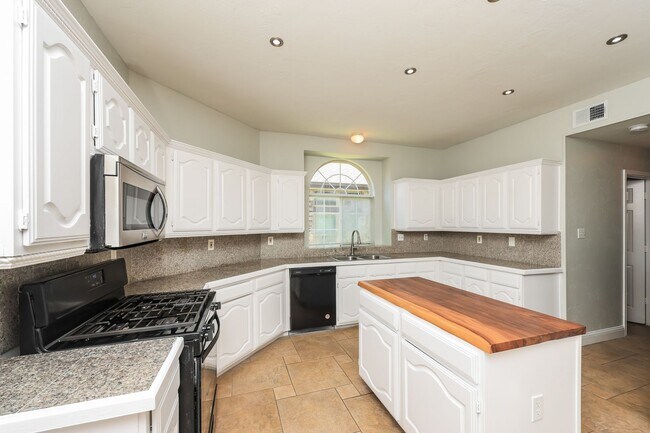 Foto del edificio - 5BR/2.5BA | Newly Renovated Single Family Home | Great Front and backyard | Private Pool!