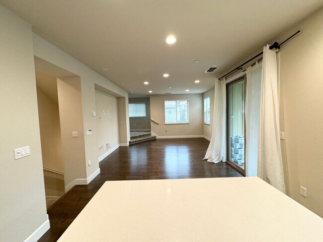 Foto del edificio - Perfect Shape Sage Community Townhome in L...