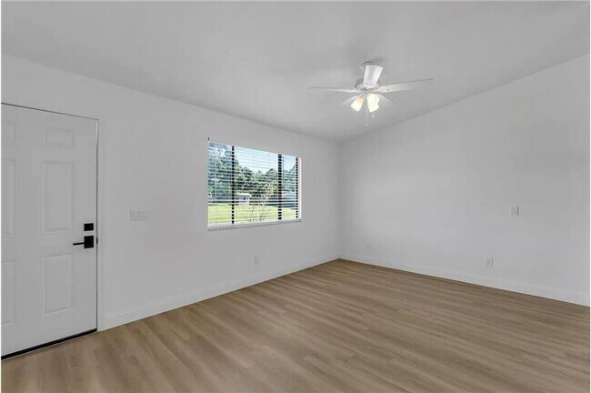 Foto del edificio - 322 Ixora Ave NW