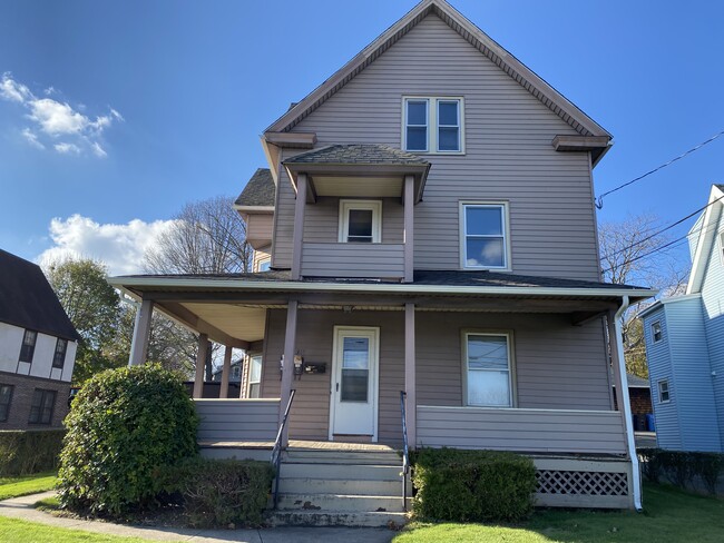3rd floor 2 bedroom apartment - 1310 Stanley St
