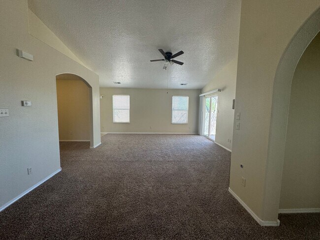 Foto del edificio - 3 bed 2bath home. All new flooring and paint!