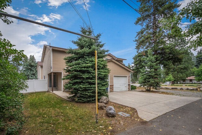 Building Photo - 3 bed 2.5 bath duplex with fenced yard