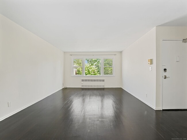 Building Photo - 262 Glenbrook Rd