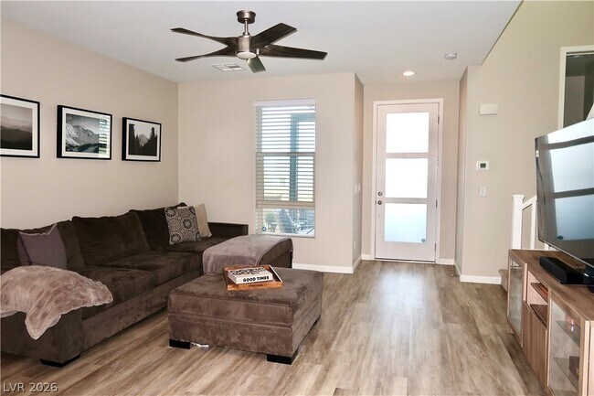 Foto del edificio - 572 Pear Lake St