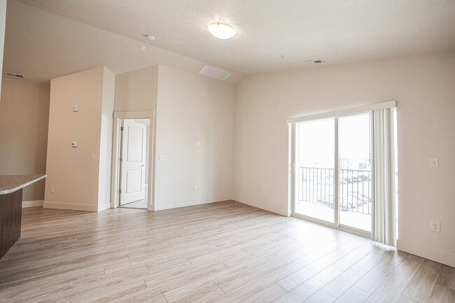 Private Falls Living Room - Mesa Falls Apartments