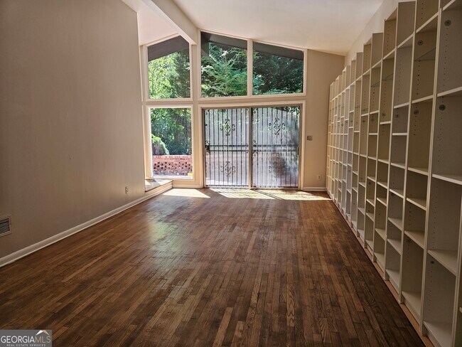 Building Photo - 3543 Cloudland Dr