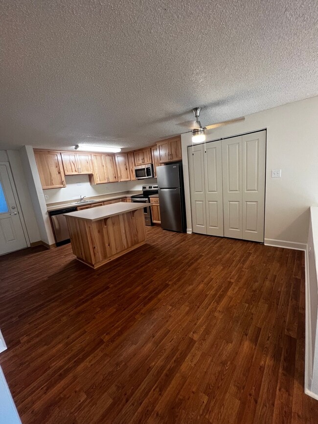 Building Photo - 8585 SW Canyon Ln
