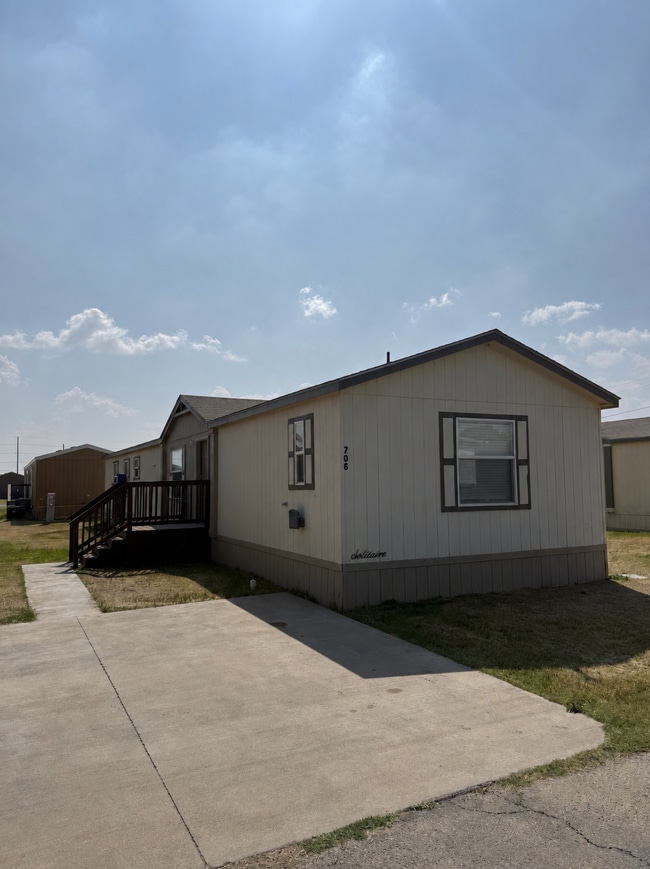 Building Photo - 1320 N Fairgrounds Rd