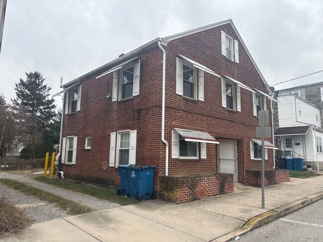Foto del edificio - 2nd Floor 2 Bedroom Apartment in West York SD