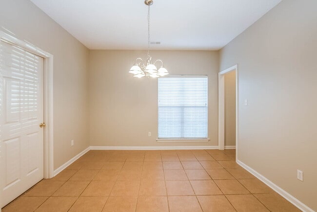 Building Photo - 1146 Warwick Pl