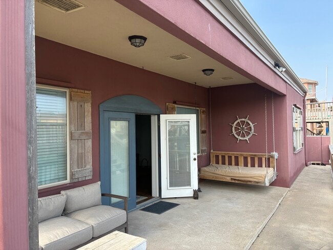 Building Photo - 902 Pompano Ave