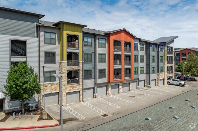 Unit Exterior - Axis Hamilton