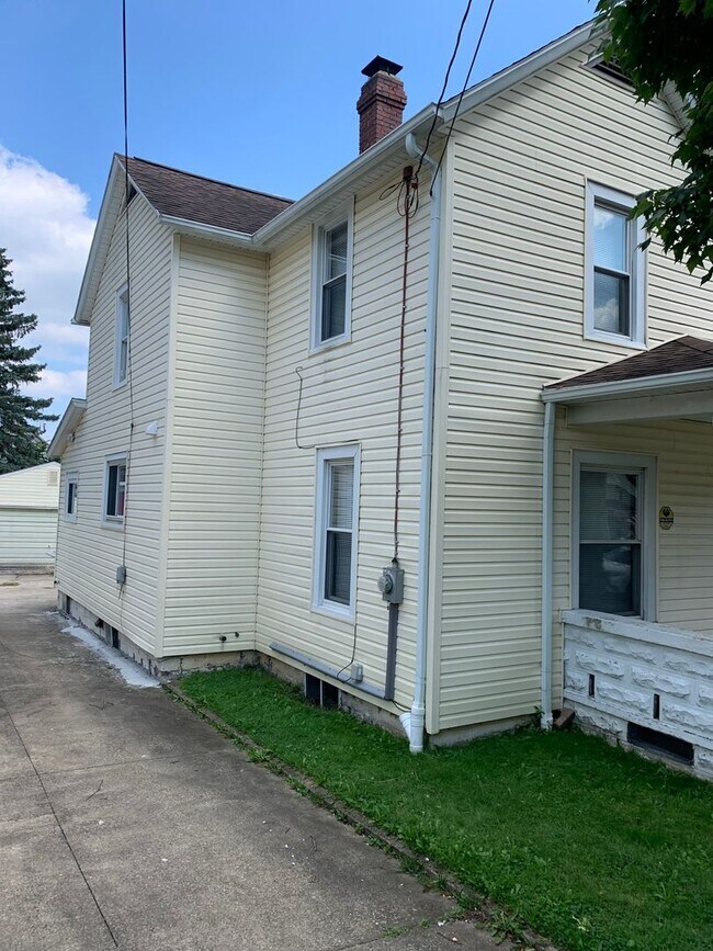 Foto del edificio - 3 bedrooms & 1 bath Colonial home