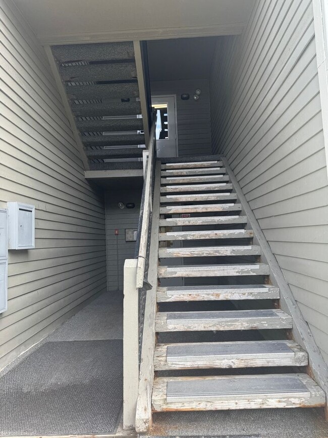 Building Photo - Spacious condo unit in East Anchorage