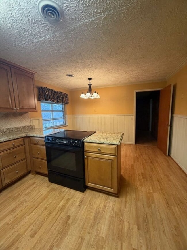 Building Photo - Maryville City  37801 - 3 bedroom, 2.5 bath home Walking distance to Foothills Mall - Contact Deb...