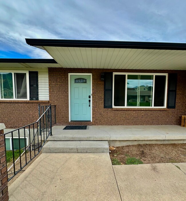 Foto del edificio - Great 5 Bed 3 Bath Remodeled Home