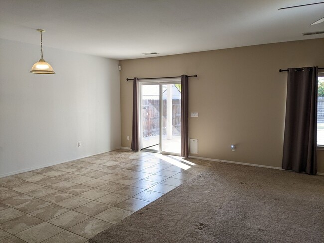 Foto del edificio - Nice, newer home in Fowler that offers a w...