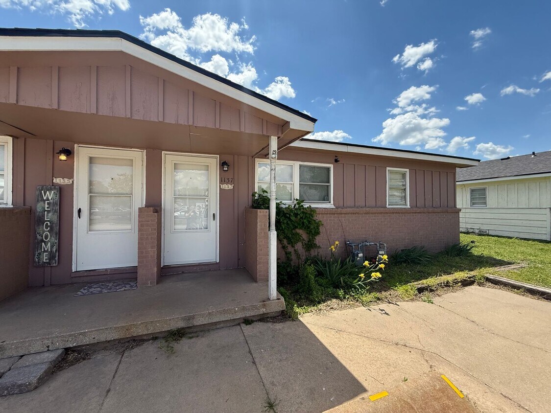 Foto principal - $795 - 2 bedroom / 1 bathroom - Newly remo...