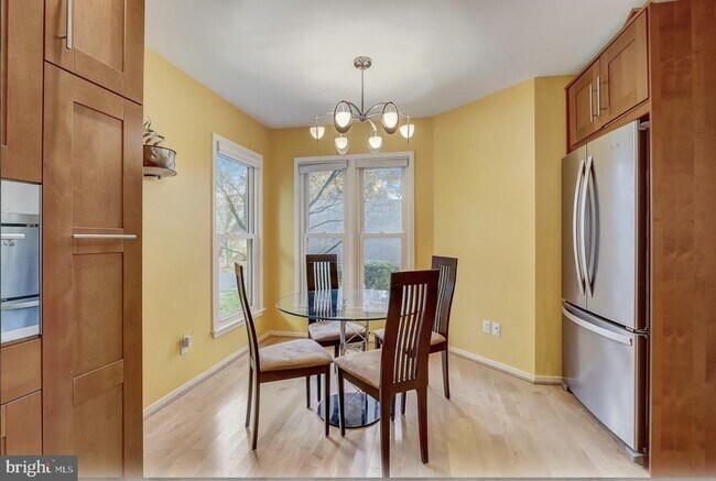 Foto del edificio - 909 Winchester Ct