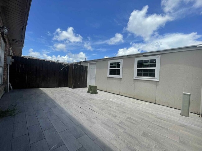 Building Photo - 1905 Back Bay Dr