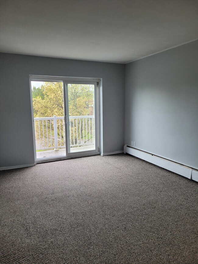 Photo du bâtiment - TWO BEDROOM UNIT CLOSE TO CAMPUS, PARKS AND GROCERY