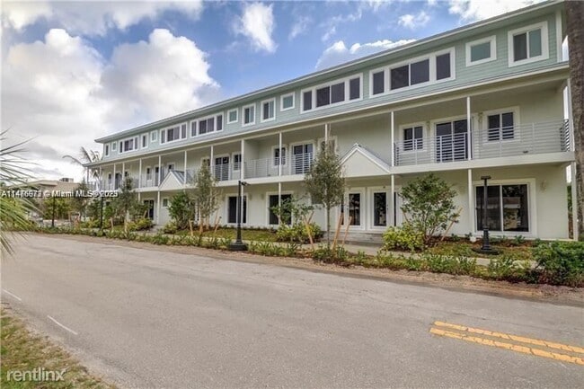 Building Photo - 3 br, 3.5 bath House - 605 NE 28th St Unit 3