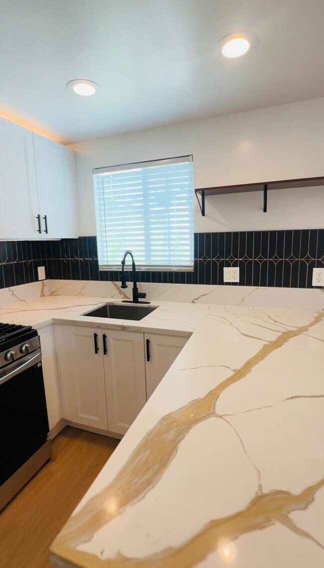 Foto del edificio - 1553 W 106th St