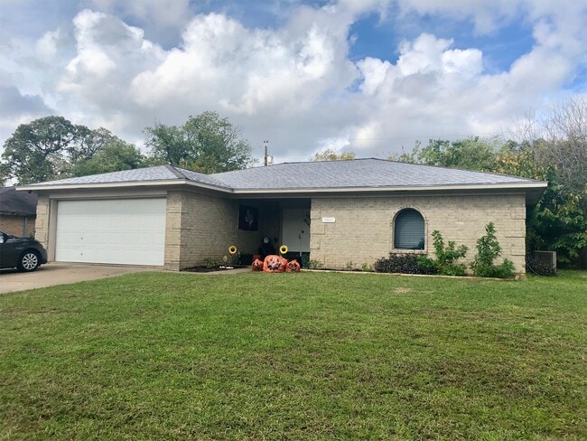Building Photo - 1411 Holik Dr