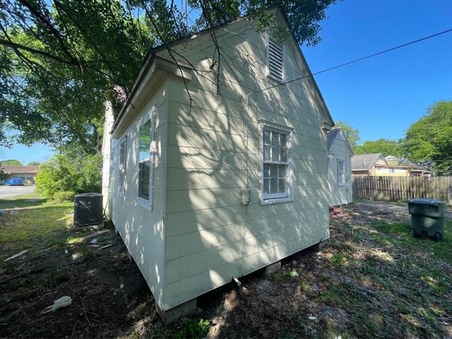 Building Photo - 3116 Alamo Ave
