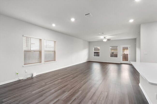 Foto del edificio - Huge 5-Bedroom Home for Lease in South Austin