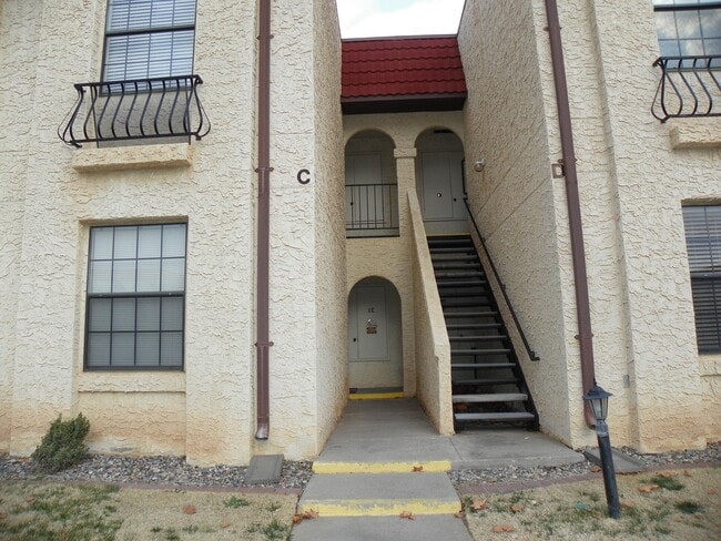 Building Photo - 813 Country Club Dr SE