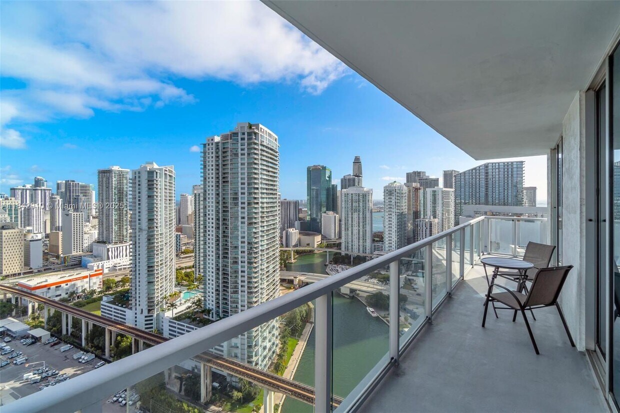 Foto principal - 185 SW 7th St