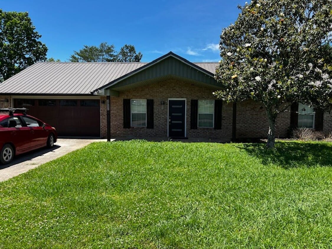 Primary Photo - Maryville 37803 - 3 bedroom, 2 bath home -...