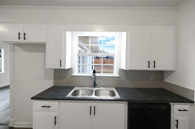 Building Photo - 319 Eastwood Ave